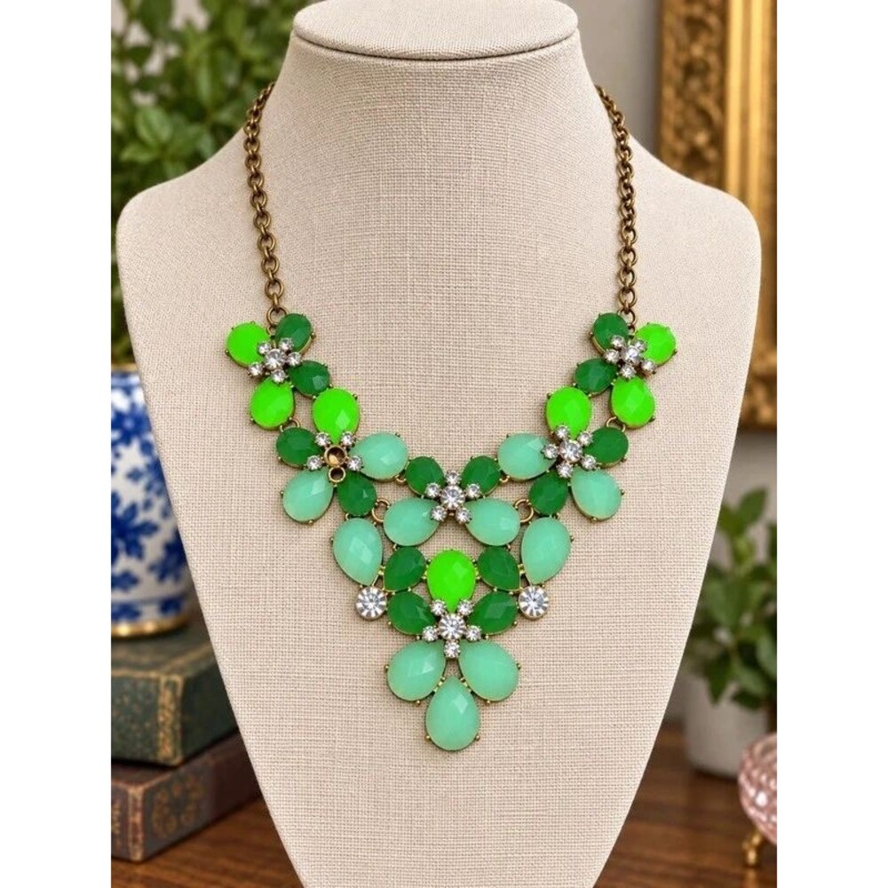 Vintage costume green/stone necklace J-0017